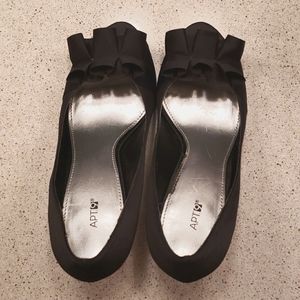 🌺🌻🍁❄5/$24 Black Faux Satin Apt 9 pumps, size 6